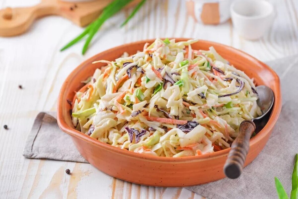 طرز تهیه یک سالاد محبوب با کلم