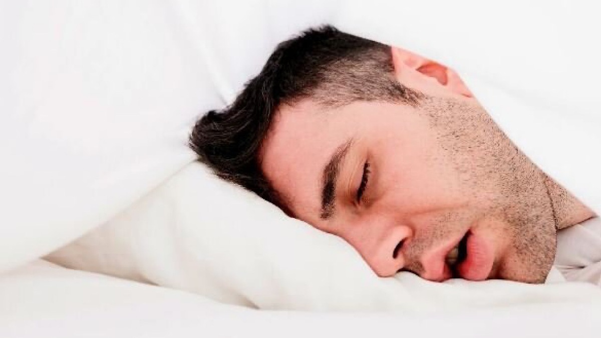چه وقت خوابیدن روی شکم مفید و چه زمانی مضر است؟
