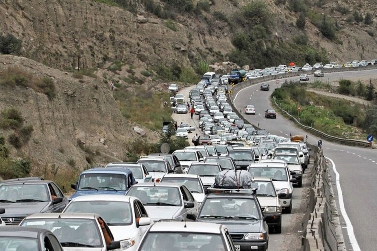 جاده گیلان با ترافیک ۱۴ کلیومتری بسته شد
