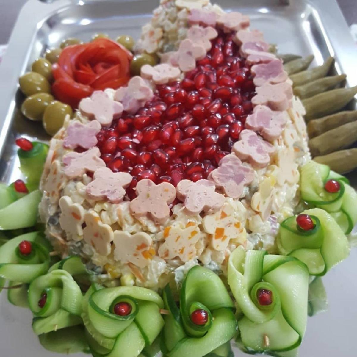 برای تولد و دورهمی‌های عیدانه با این سالاد الویه خاص و مجلسی از مهمان هایتان پذیرایی کنید