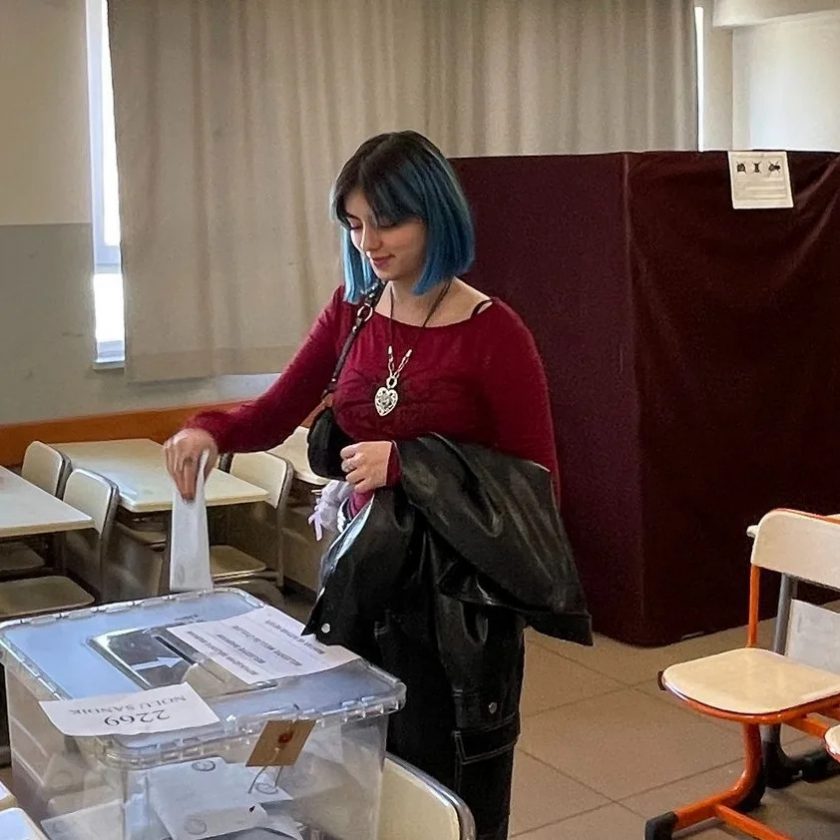عکس یادگاری از ستاره پاپ ترکیه سر صندوق رای