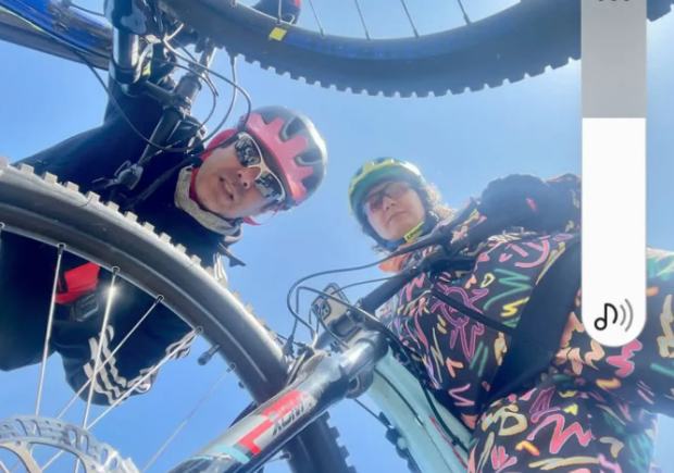 سحر ولدبیگی و همسر ورزشکارش در حال دوچرخه سواری
