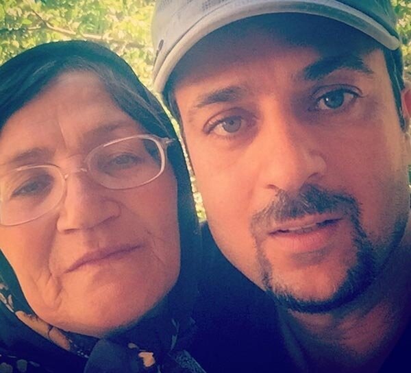 عکس احساسی احمد مهران فر در کنار مادر مهربانش