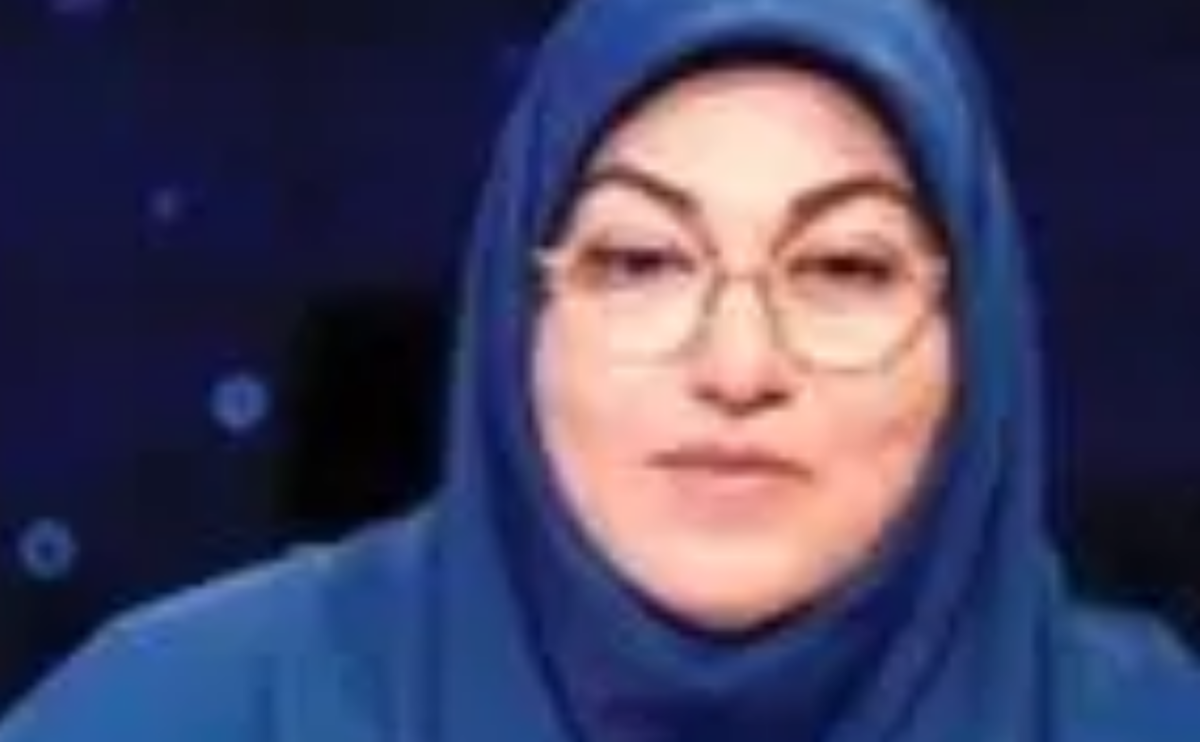 این همه سوزن توی صورت خانم مجری چیکار میکنه؟! /اگر حالتون بد میشه نبینید!