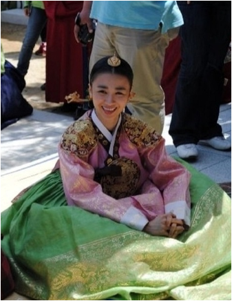 پشت‌صحنۀ «دونگ‌یی»؛ عکاسی امپراتور از دونگ‌یی و جشن تولد احساسی ملکه اینهیون+ عکس