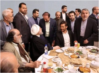 تصاویری از محمدرضا گلزار، مجری پانتولیگ، در کنار آقای حسن روحانی بر سر سفره‌ی افطاری