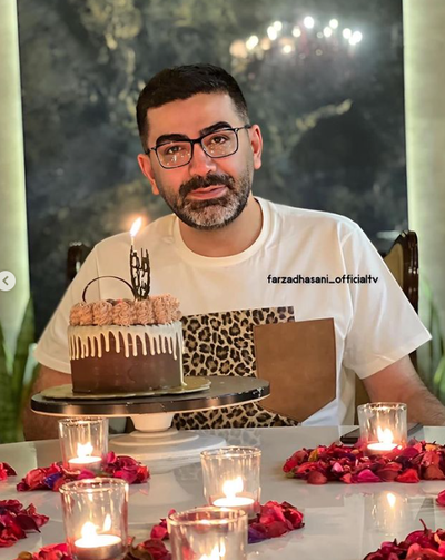 عکسی از تولد شاعرانه و رمانتیک فرزاد حسنی با چیدمان شمع و گل