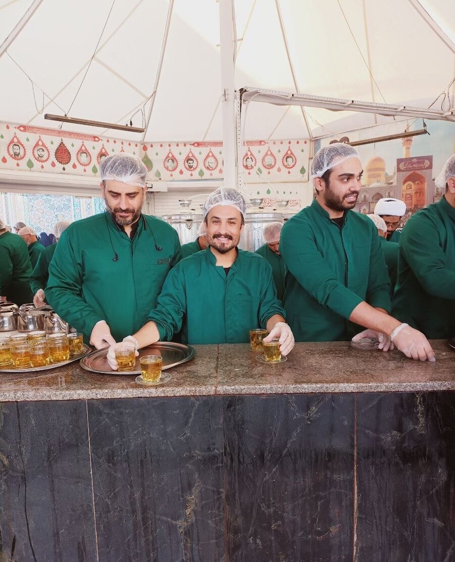 عکسی از مصطفی راغب و سینا درخشنده با لباس خادمی در چایخانه حرم امام رضا (ع)