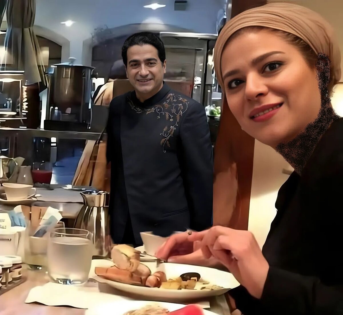 عکسِ عاشقانه از همایون شجریان و سحر دولتشاهی در یک رستوران شیک