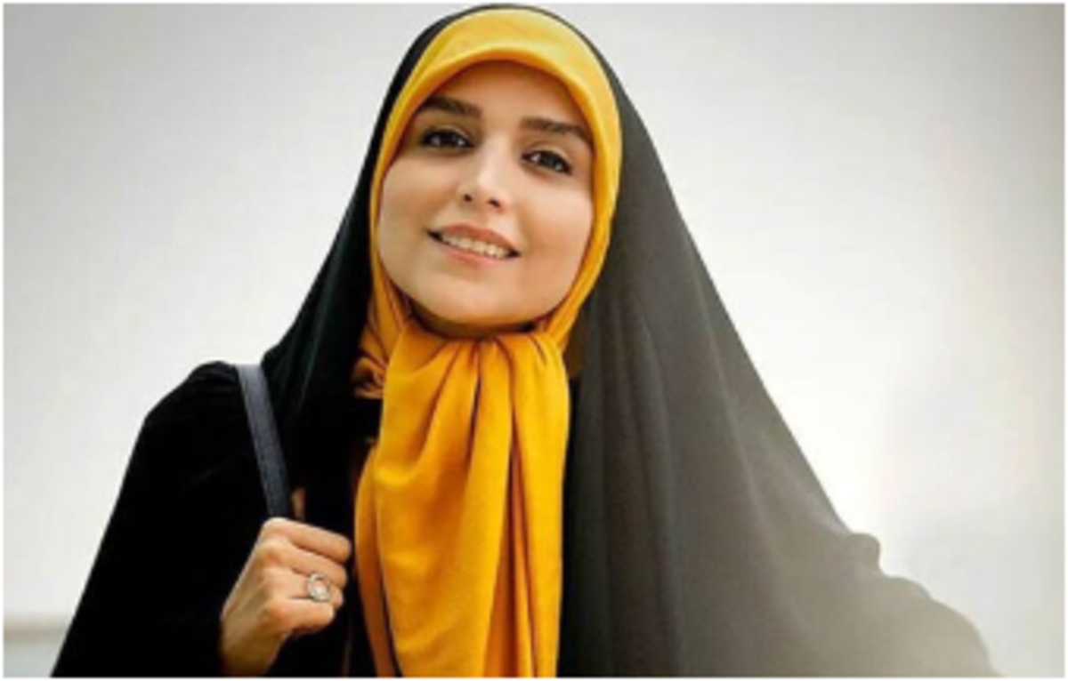 آب تنی خانم مجری با چادر وسط دریا سوژه شد! /عکس