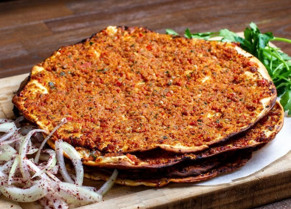 کباب لاهماجون؛ یک ترکیب طلایی از نان و گوشت و سبزیجات