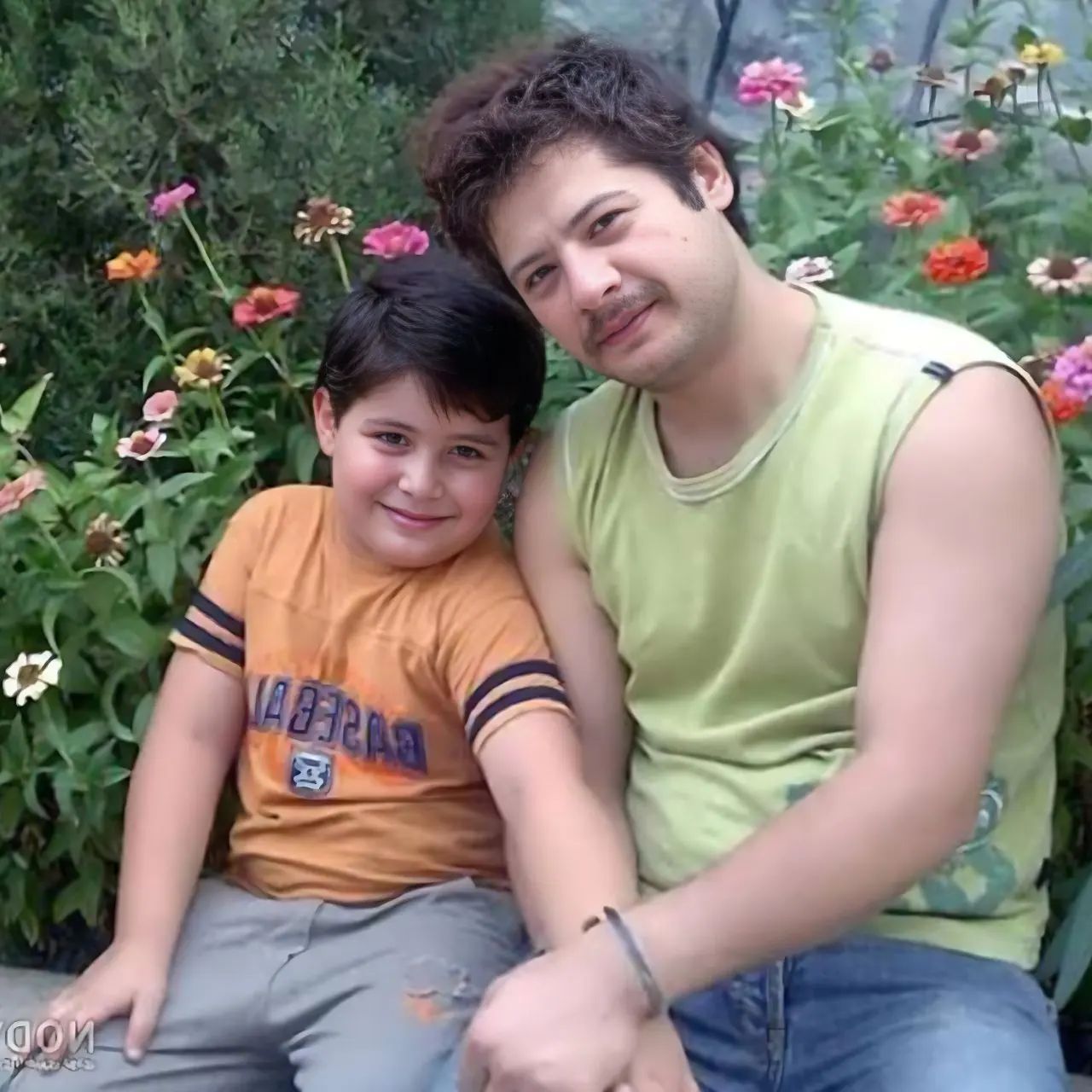 عکسِ دیده‌نشده از پسر واقعی و بانمکِ علی صادقی، بازیگر سریال خانه‌به‌دوش
