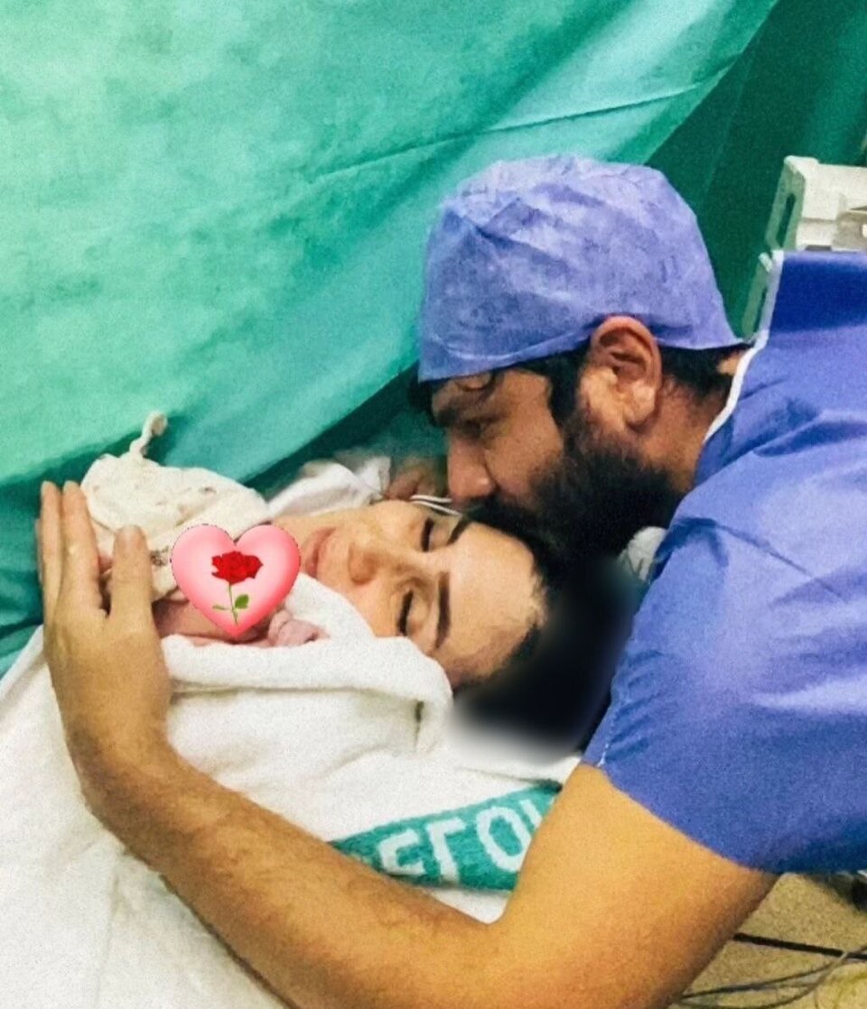 عکسی عاشقانه از لحظه به دنیا آمدن دختر عباس غزالی