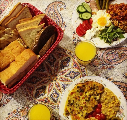 میز صبحانه رنگارنگ و متنوع آزاده نامداری، مجری پر انرژی ایرانی در ظروف شیک آرکوپال/ سالم و مقوی+عکس