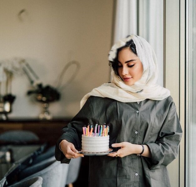 کیک تولد ساده و مینیمال ترلان پروانه برای تولد ۲۴ سالگیش کیک تولد ساده و مینیمال ترلان پروانه برای تولد ۲۴ سالگیش
