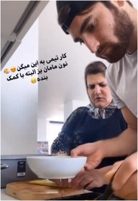 تلاش جالب و بامزه علیرضا جهانبخش برای پختن نان درکنار مادرش/ کدبانوی تیم ملی ایشونه+عکس
