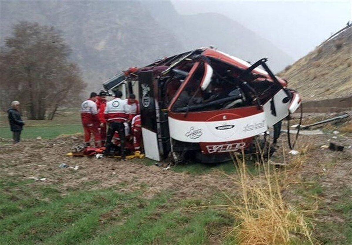 بیش از ۱۰ کشته در پی حادثه سقوط اتوبوس به پایین دره