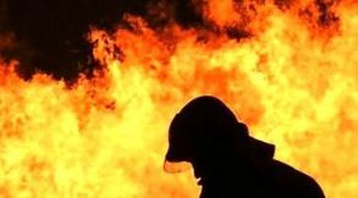 نوسانات شدید برق عامل آتش سوری در بیلبورد تبلیغاتی در میدان قدس تهران شد