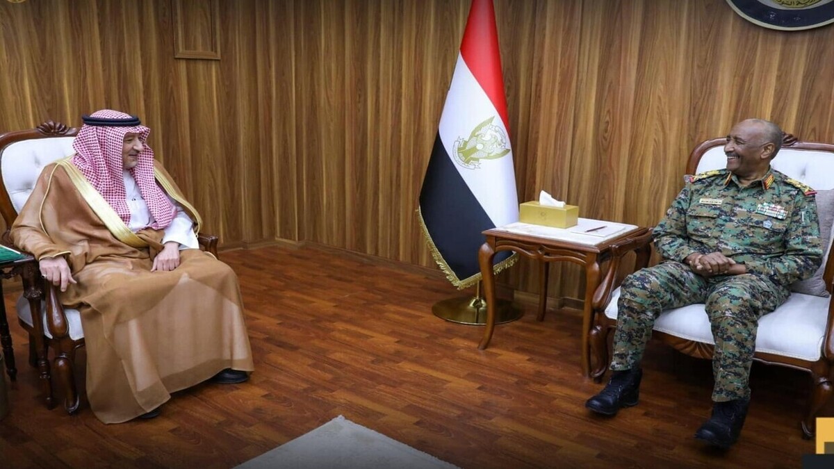 یک مقام ارشد سعودی وارد سودان شد و با برهان دیدار کرد
