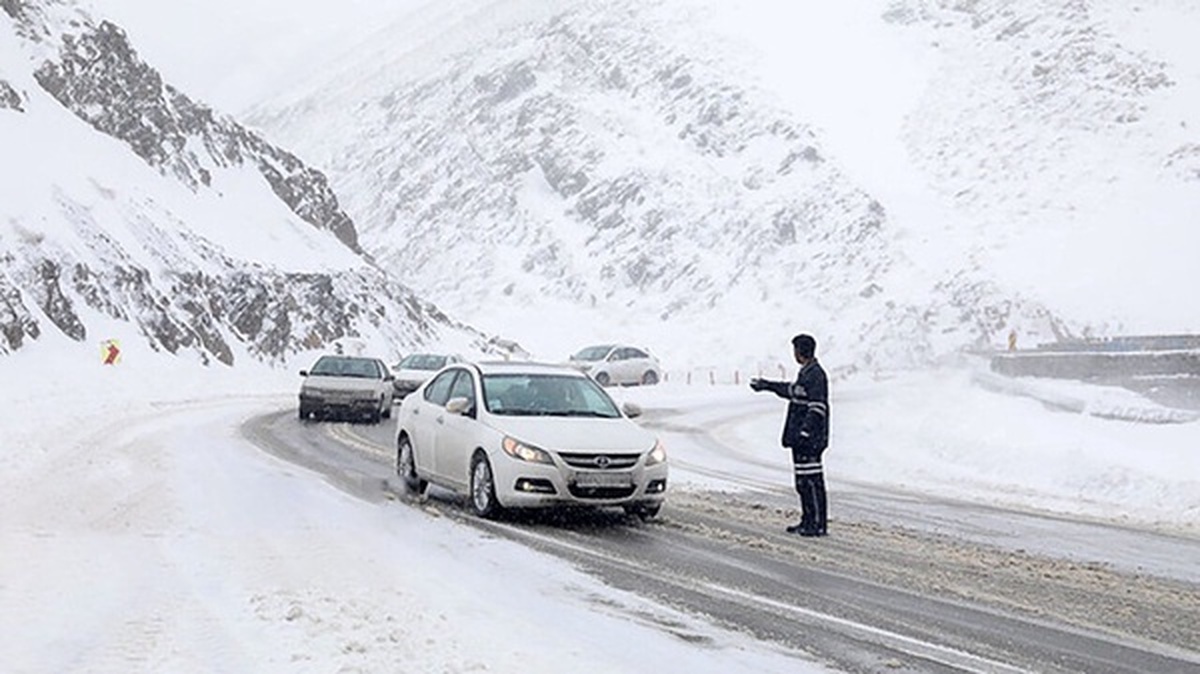 بارش برف و باران در جاده‌های ۱۱ استان کشور