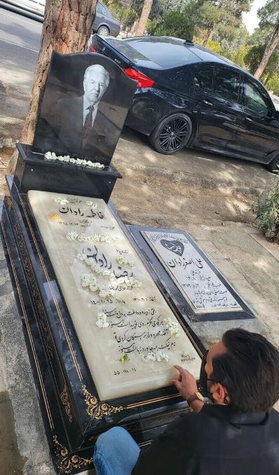 حال محزون و قد خمیده بهرام رادان در خانه ابدی پدرش+عکس/روحش شاد و یادش گرامی