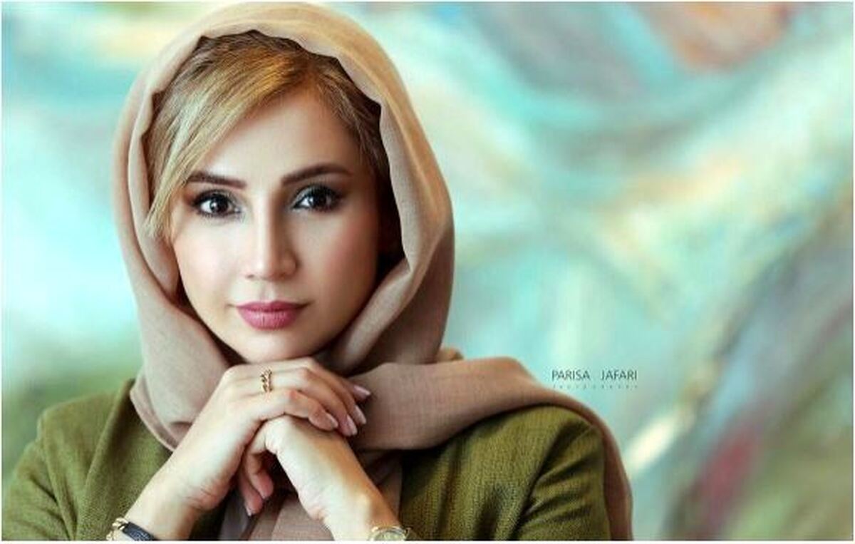 عکس یهویی شبنم قلی‌خانی در حال دیزاین درخت کریسمس!