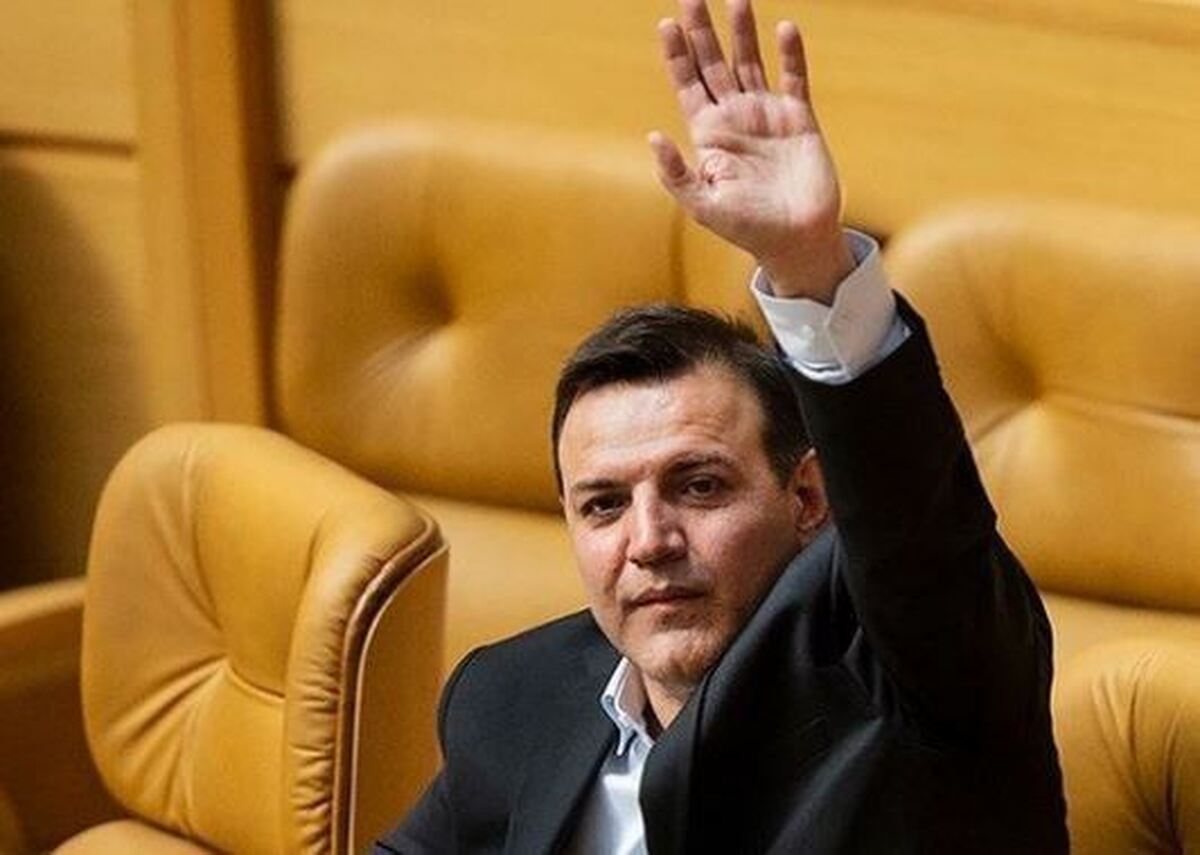 ثبت نام عزیزی خادم انجام نشد