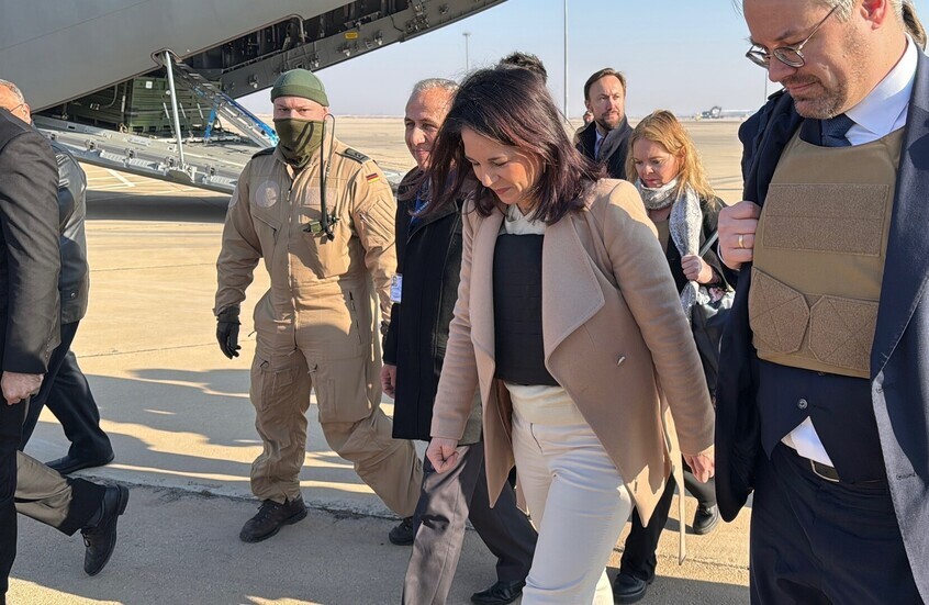 فیلم + عکس| بائربوک در دمشق جلیقه ضد گلوله می‌پوشد