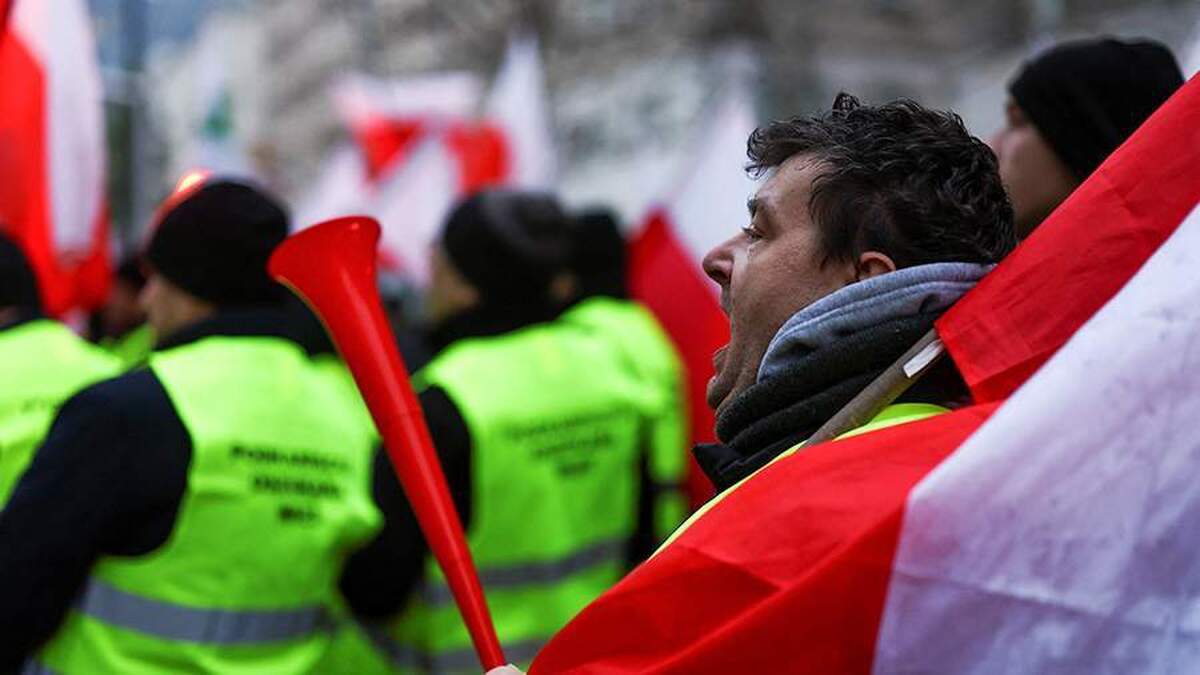 کشاورزان در لهستان در دفتر اتحادیه اروپا تظاهرات کردند