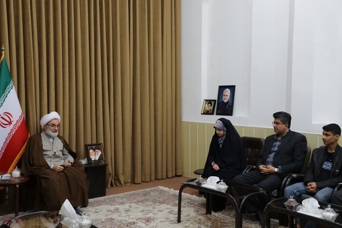 هدیه رهبری به دو دانش‌آموز نخبه گیلانی