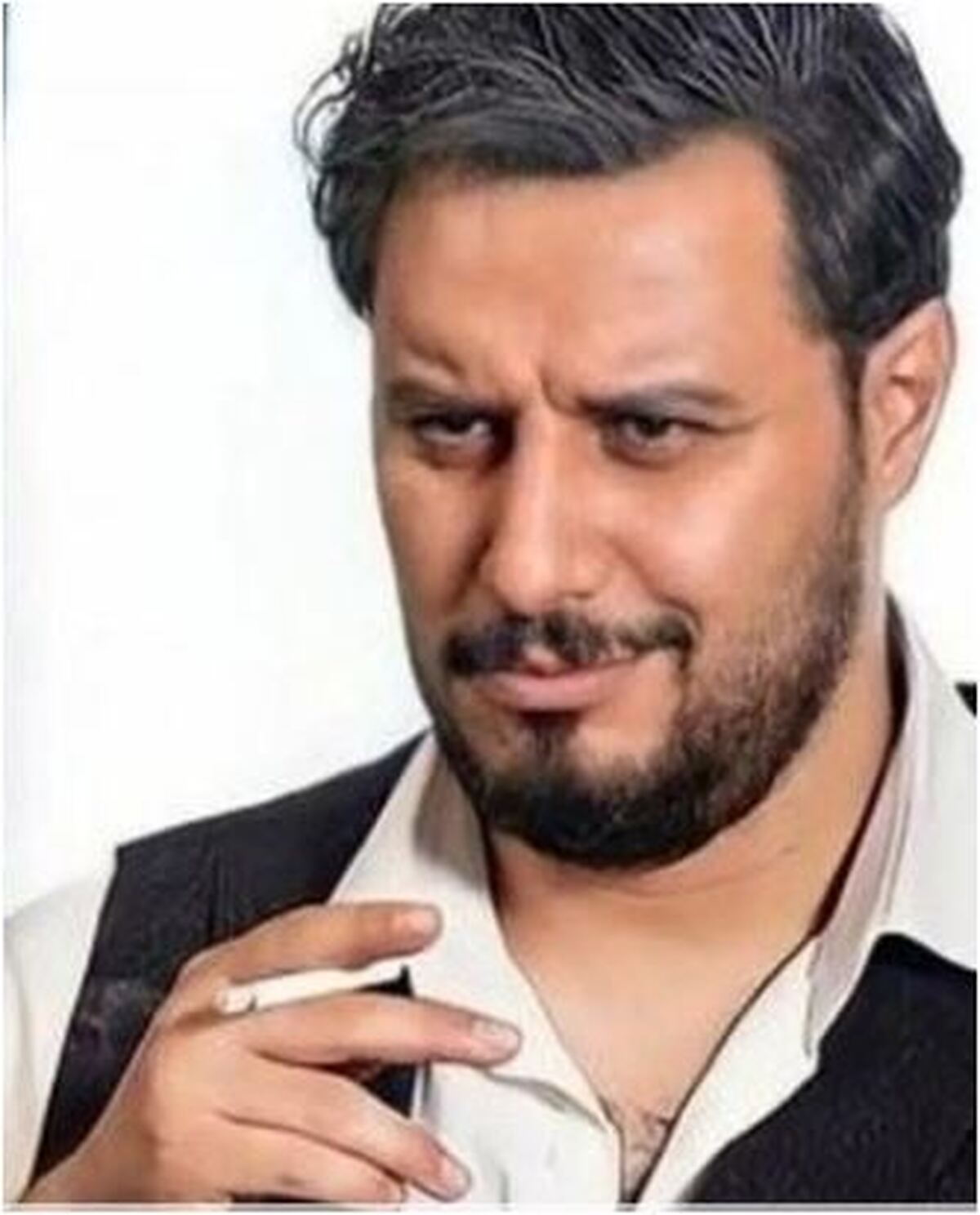 عکس شکار شده از جواد عزتی در حال بیل زنی یک زمین کشاورزی سوژه شد!