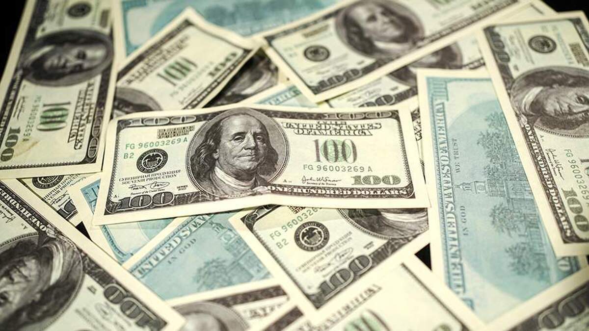 پس از انکار ترامپ از سیاست تعرفه‌ای خود، دلار شروع به کاهش کرد