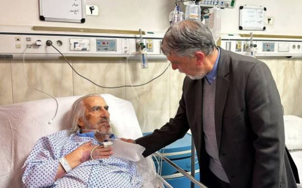 دیدار وزیر فرهنگ و ارشاد اسلامی از فریدون شهبازیان روی تخت بیمارستان