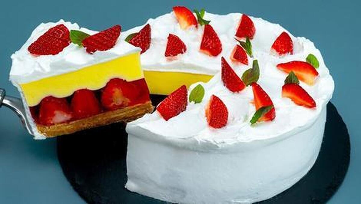 مراحله تهیه کیک خوش طعم و چند لایه توت فرنگی برای تولد و روز پدر