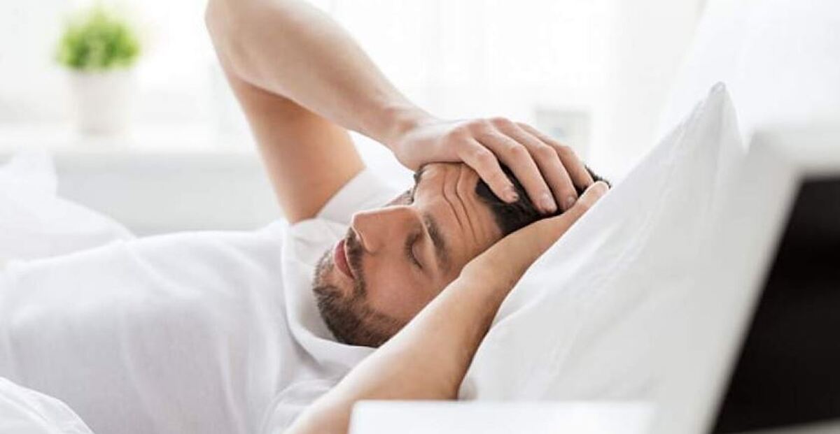 چرا وقتی دراز میکشم سرم درد میگیره؟