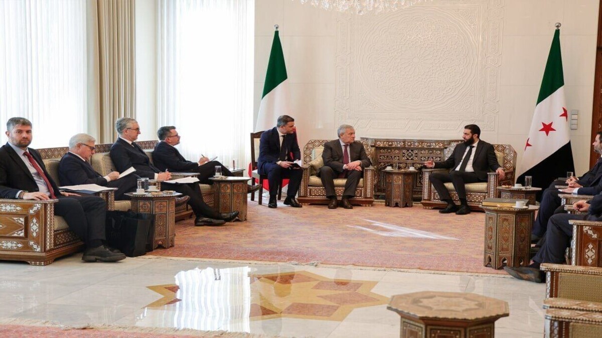 اکونومیست: غرب در مورد تحریم هایش علیه سوریه کارت‌ها را به هم می‌زند