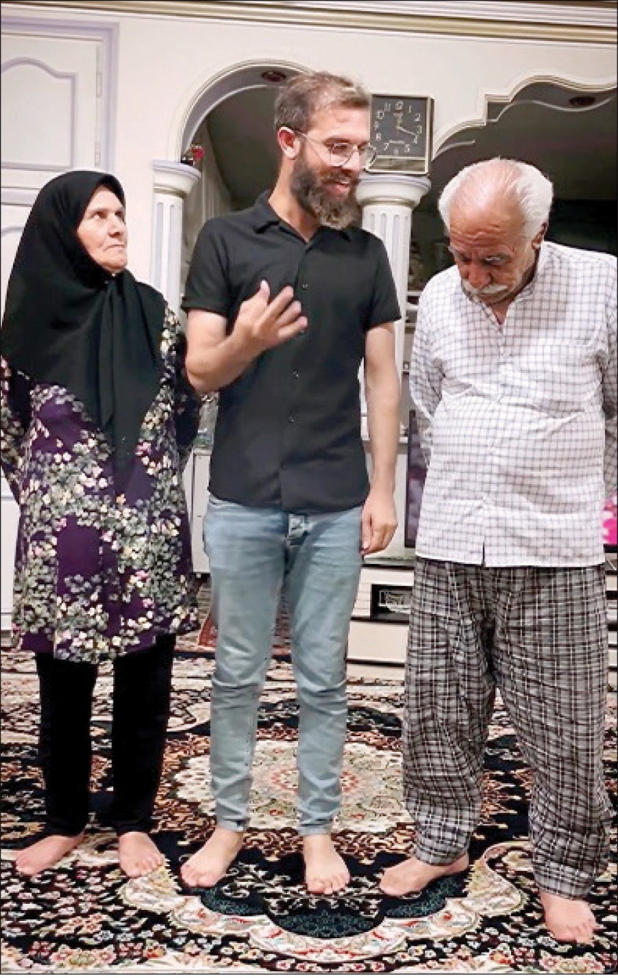 دلبری‌های طنازانه بلاگر مشهور با پدر و مادر صاف و ساده