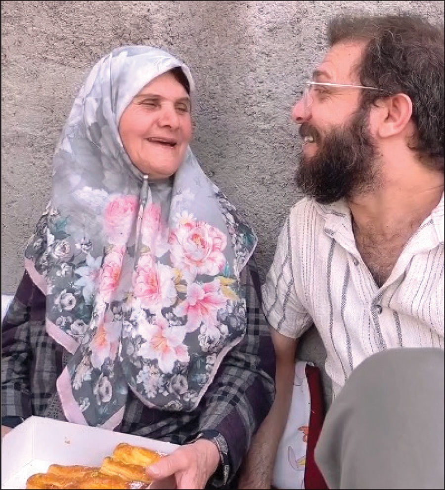 دلبری‌های طنازانه بلاگر مشهور با پدر و مادر صاف و ساده