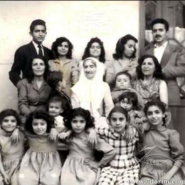 تصویری از کودکی منوچهر ساچمه‌چی در کنار خانواده پرجمعیت یهودی اش