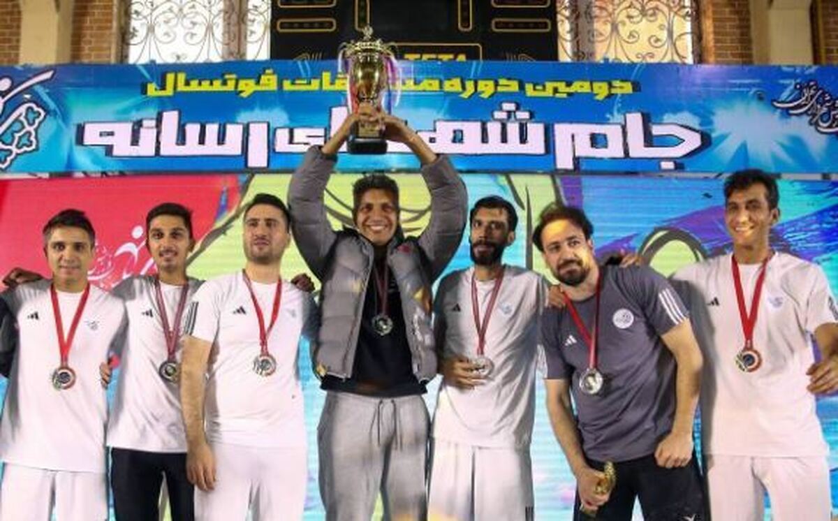 عادل فردوسی‌پور جام شهدای رسانه را از آن خود کرد