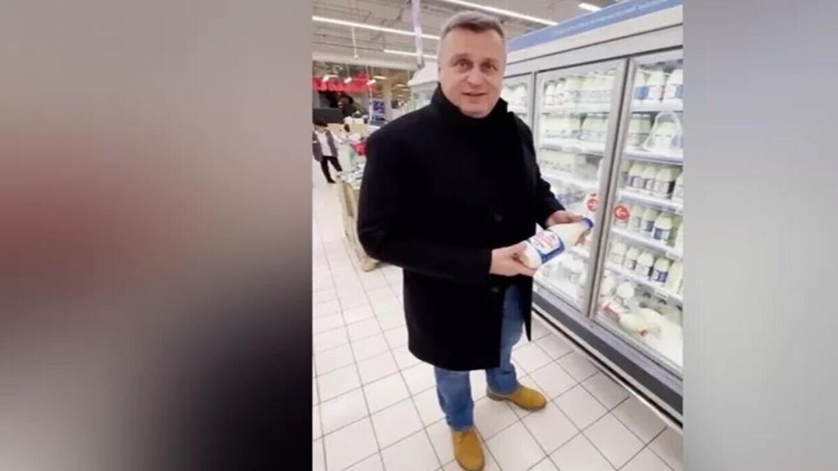 فیلم| نماینده پارلمان اروپا هنگام بازدید از یک سوپرمارکت بزرگ در مسکو خیره می‌شود