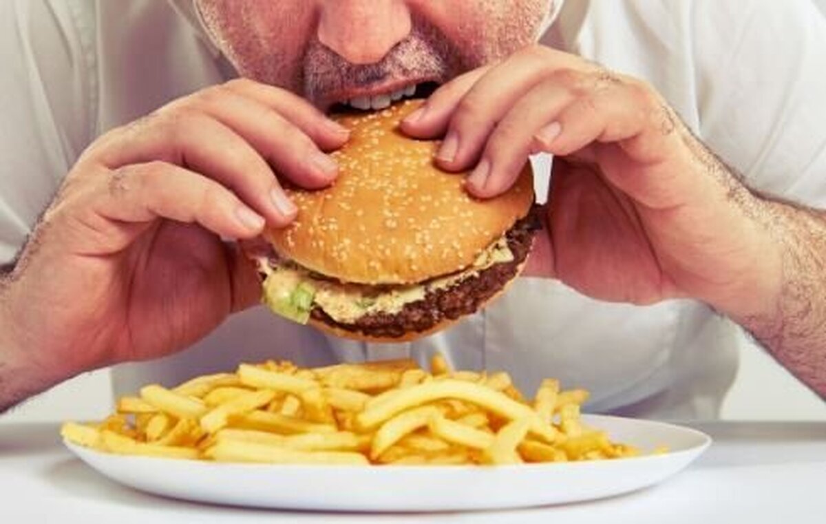 حواس‌پرتی هنگام غذا خوردن چه عوارضی در پی دارد؟