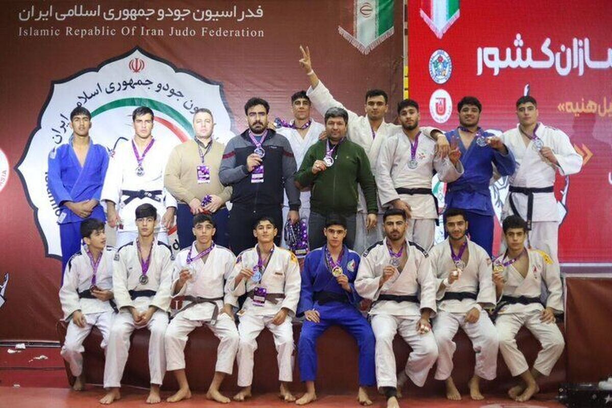 جودوکاران خراسان شمالی جام قهرمانی خود را به استاندار اهدا کردند