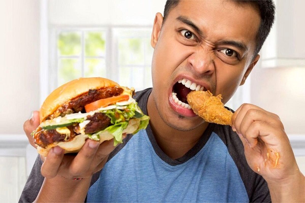 حواس‌پرتی هنگام غذا خوردن شما را از حس سیری دور میکند!