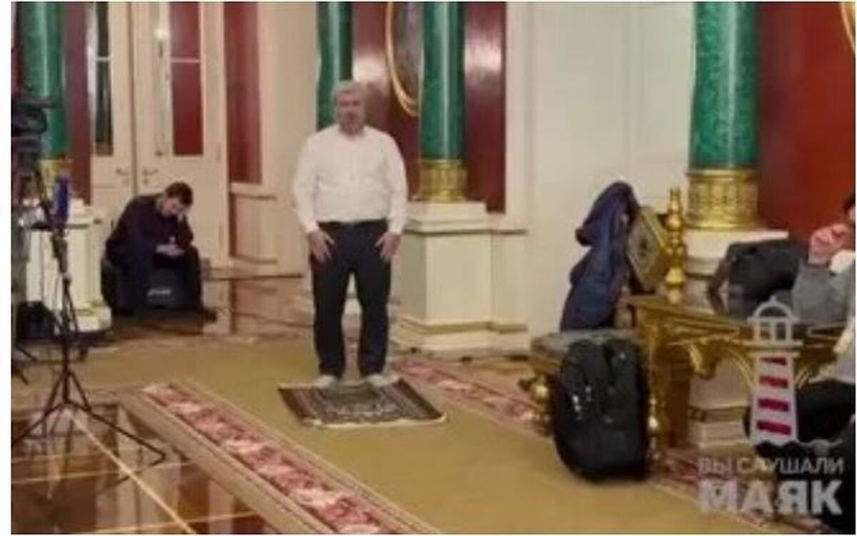 تصویر نماز خواندن هیات همراهان رئیس جمهور در کاخ کرملین پر بازدید شد
