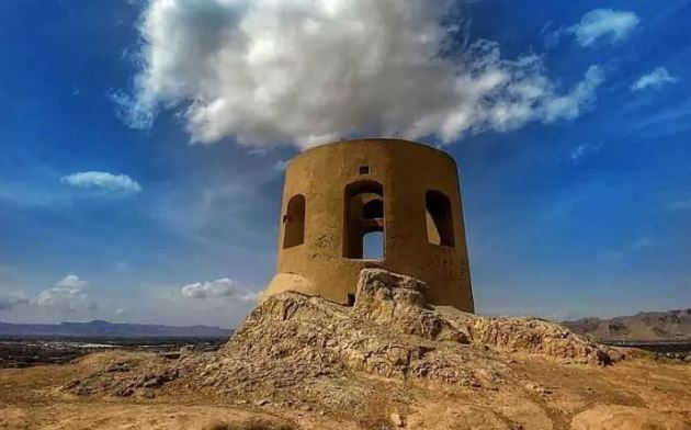 نگاهی به تاریخچه آتشکده اصفهان؛ جاذبه‌ای طبیعی و محبوب