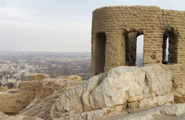 نگاهی به تاریخچه آتشکده اصفهان؛ جاذبه‌ای طبیعی و محبوب