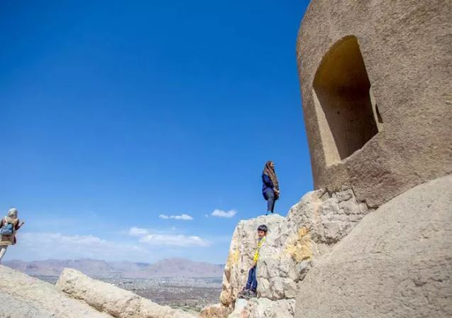 نگاهی به تاریخچه آتشکده اصفهان؛ جاذبه‌ای طبیعی و محبوب