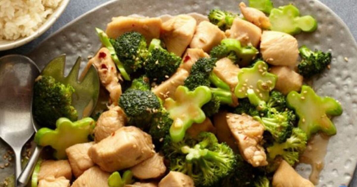 رژیم داری و از غذا‌های تکراری خسته شدی چیکن بروکلی سرخ‌شده بهترین گزینه برای شام