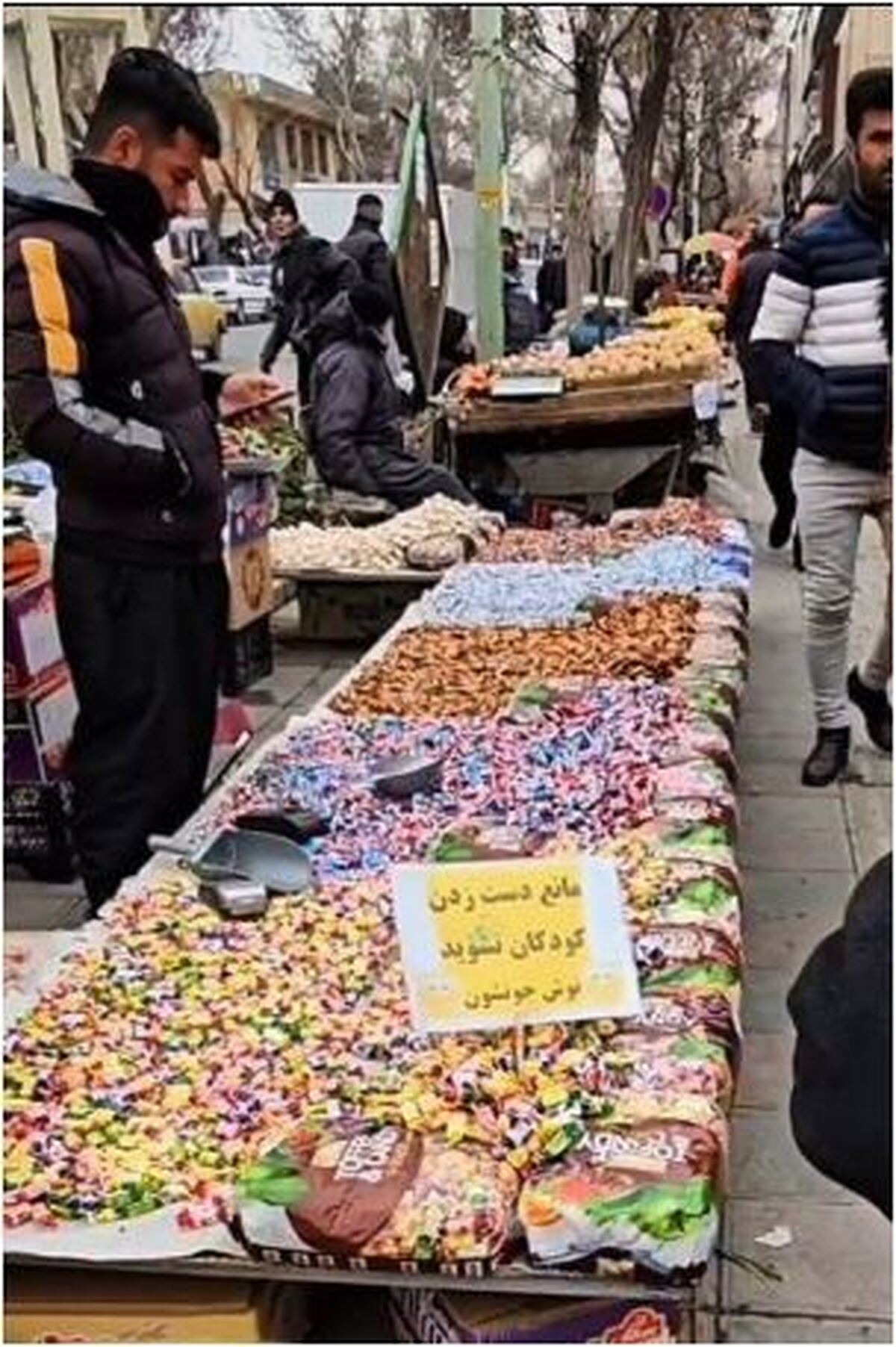 تصویر شکار شده از کار انسان دوستانه یک دستفروش جلب توجه کرد